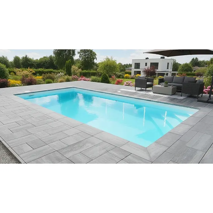Mountfield Bausatz-Pool - L x B x H: 490 x 350 x 140 cm, 17,59 m³, Weiß - Rechteckiger Swimmingpool mit hellblauem Wasser, umgeben von grauen Terrassenplatten, in einem Garten mit Gartenmöbeln.
