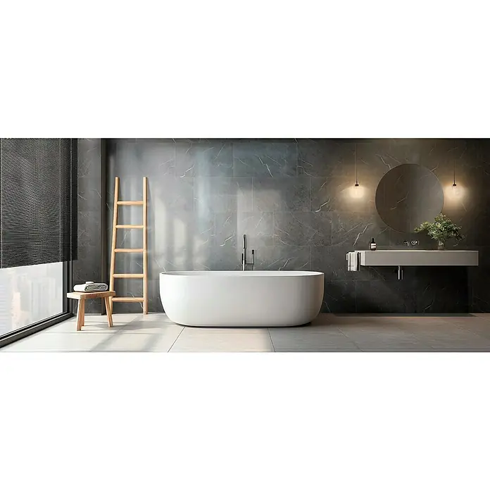 Dumawall+ Revestimiento de pared de PVC Chill Gloss - 75 x 45 cm, Gris - Bañera exenta blanca en un baño contemporáneo con azulejos de mármol gris oscuro.