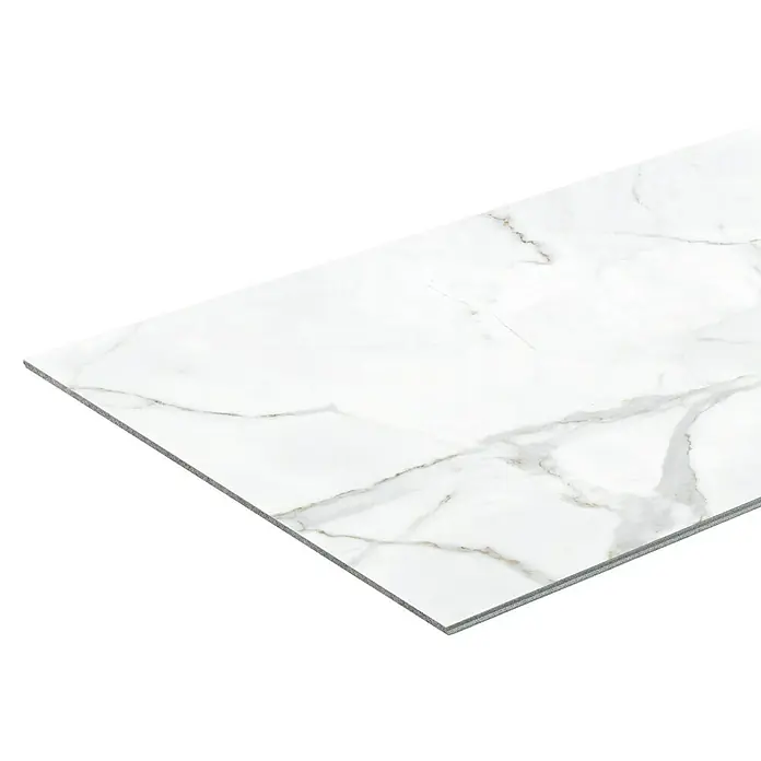 Dumawall+ Revestimiento de pared de PVC Eclipse Gloss - 260 x 90 cm, Blanco - Azulejo blanco efecto mármol con vetas grises y doradas, mostrado en ángulo.