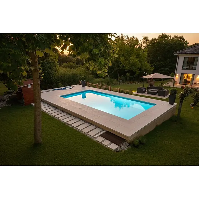 Mountfield Bausatz-Pool - L x B x H: 490 x 350 x 140 cm, 17,59 m³, Weiß - Rechteckiger Pool mit hellen Beckenrandfliesen, in einem Garten neben einem Haus und einer Outdoor-Lounge.