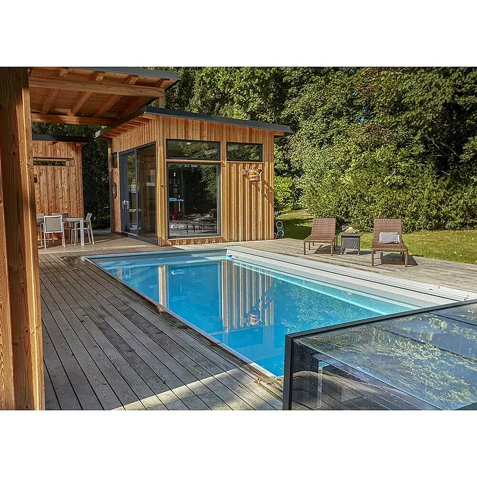Mountfield Bausatz-Pool - L x B x H: 490 x 350 x 140 cm, 17,59 m³, Grau - Moderner Swimmingpool mit Holzterrasse und passendem Poolhaus, umgeben von üppigem Grün.