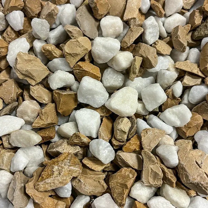Hamann Mercatus Marmorsplitt - Castell, Körnung: 8 mm - 16 mm, 25 kg - Gemischte weiße und beige unregelmäßige Zierkiessteine für die Landschaftsgestaltung.