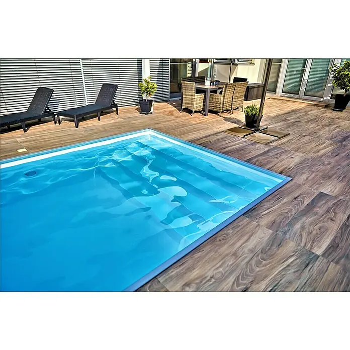 Mountfield Bausatz-Pool - L x B x H: 760 x 390 x 150 cm, 31,75 m³, Blau - Ein kleiner, eingebauter blauer Pool mit Stufen auf einer modernen Holzterrasse mit Liegen und Essbereich.