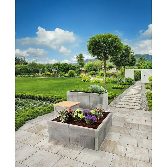 EHL Creaform Verblendstein - 15 x 60,3 x 6,7 cm, Steingrau, Beton - Graue Beton-Hochbeete mit bunten Pflanzen und passenden Pflastersteinen bilden eine moderne Gartenterrasse.