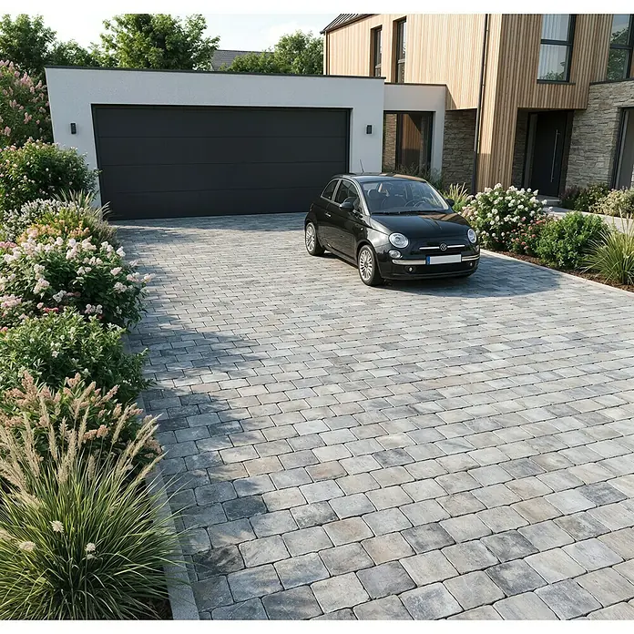 Pflasterstein Times - Muschelkalk, 20 x 30 x 7 cm, Rechteckig - Moderne Einfahrt, gepflastert mit verschiedenfarbigen grauen Betonsteinen, führt zu einem Haus mit Garage.