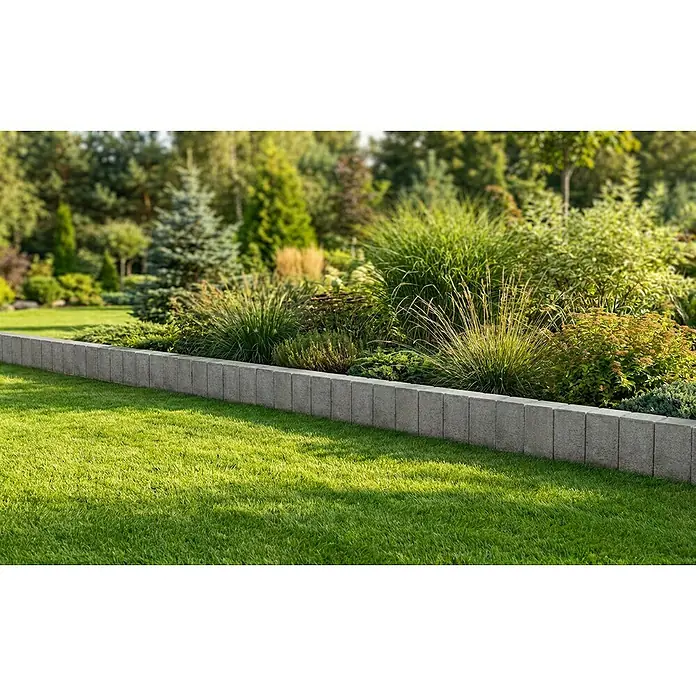 EHL Palisade Bord Lima - 6 x 50 x 25 cm, Grau, Beton - Graue Beton-Gartenumrandung trennt einen Rasen von einem üppigen Blumenbeet.