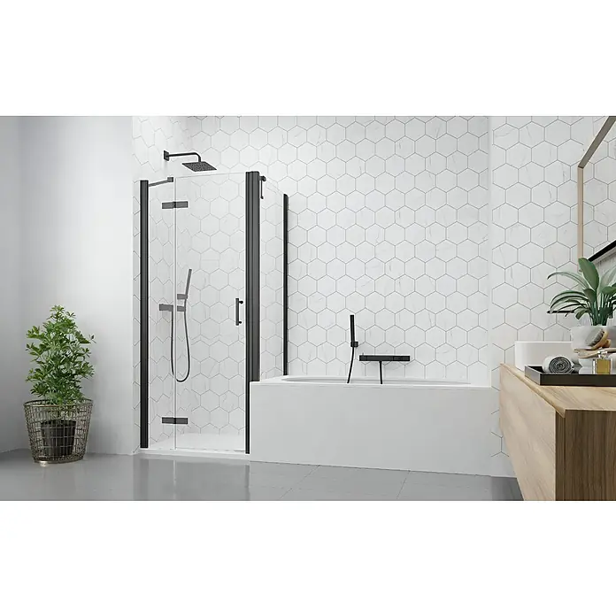 GEO Alu-Verbundplatte - 150 x 255 cm, Hexagon Weiß - Modernes Badezimmer mit schwarz gerahmter Duschkabine und weißer Badewanne mit schwarzen Armaturen.