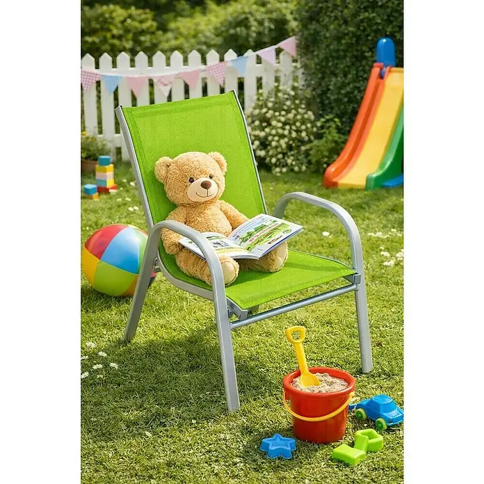 Westerholt Kinder-Gartenstuhl - Stahl, Polyester, Grün, B x T x H: 49 x 36 x 57 cm - Grüner und silberner Gartenstuhl mit einem Teddybär, der ein Buch lesend sitzt, umgeben von Spielzeug in einem sonnigen Garten.