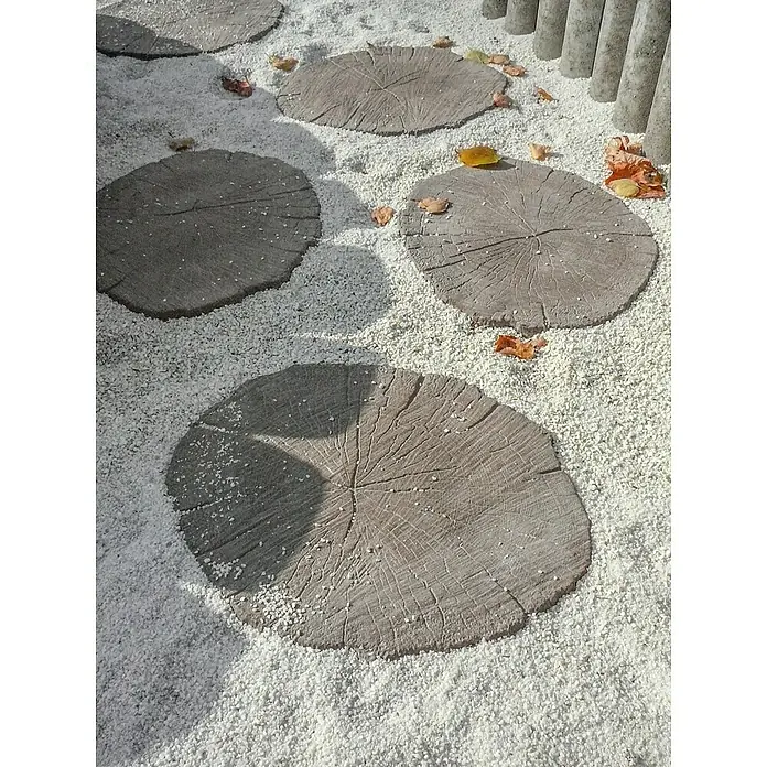 EHL Trittstein Baumscheibe - Durchmesser: 35 cm - 40 cm, Braun, Beton - Graue Trittsteine in Baumstammoptik, als Pfad in weißem Kies verlegt.