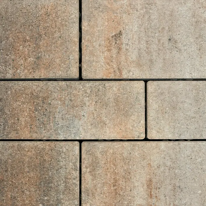 EHL Pflasterstein Tala Kombi - 125 x 83 x 8 cm, Muschelkalk, Beton, Gesamtstückzahl: 18 Stk. - Strukturierte beigegraue Pflastersteine, Nahaufnahme einer Außenterrassenfläche.