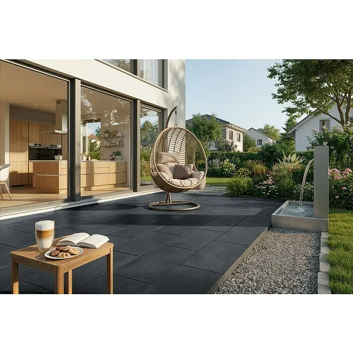EHL Terrassenplatte Mesafino - 80 x 40 x 4 cm, Basalt, Beton - Dunkelgraue Terrassenplatten in einem modernen Außenbereich, passend zu einem Haus und Garten.