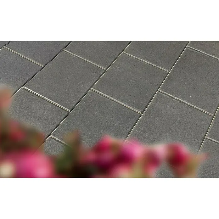 Diephaus Terrassenplatte Redding - 60 x 30 x 4 cm, Schwarz-Basalt, Beton - Dunkelgraue rechteckige Pflastersteine diagonal verlegt für eine Außenfläche.