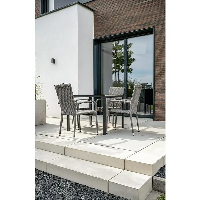 Diephaus Terrassenplatte Edison - 100 x 50 x 4 cm, Grau, Beton - Moderner Outdoor-Sitzgruppe mit grauen Korbstühlen und dunklem Tisch auf heller Terrasse.