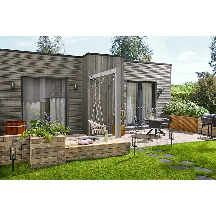 Diephaus Trittstein Sterling - 40 x 30 x 3 cm, Basalt, Beton - Moderne Terrasse mit dunkelgrauer Essecke und weißer Makramee-Schaukel. Ambiente Gartenleuchten erhellen den einladenden Außenbereich.