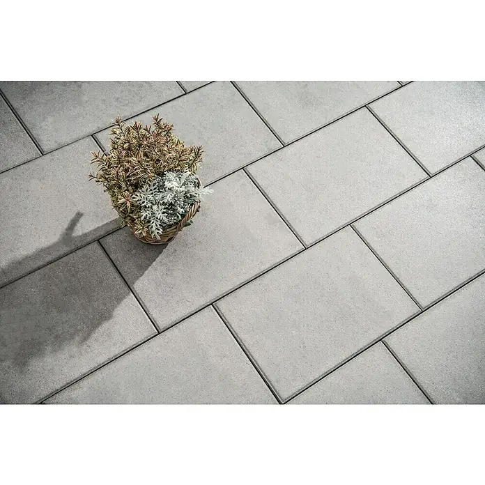 Diephaus Terrassenplatte Redding - 60 x 60 x 4 cm, Quarz, Beton - Rechteckige hellgraue Betonpflastersteine bilden eine Außenterrassenfläche.