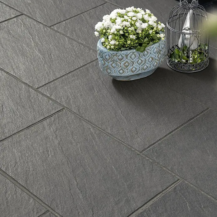 Diephaus Terrassenplatte Rancho - 60 x 30 x 4 cm, Schwarz-Basalt, Beton - Strukturierte dunkelgraue Pflasterplatten in Natursteinoptik, ideal für Terrassen oder Wege im Außenbereich.