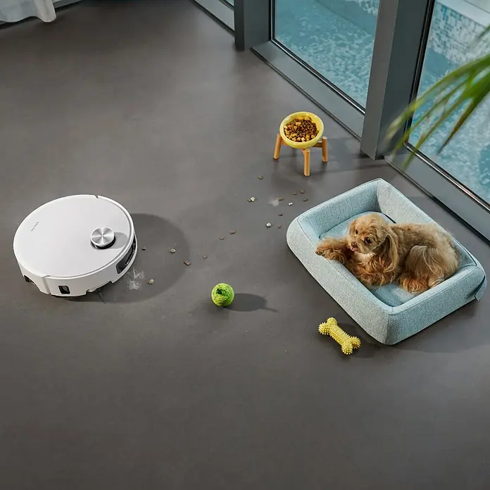 Dreame Saugwischroboter Aqua10 - Saugkraft: 30.000 Pa, Akkulaufzeit: 200 min, Fassungsvermögen Roboter: 220 ml - Weißer Saugroboter reinigt Tierhaare und Futterkrümel auf dunklem Boden in einem tierfreundlichen Zuhause.