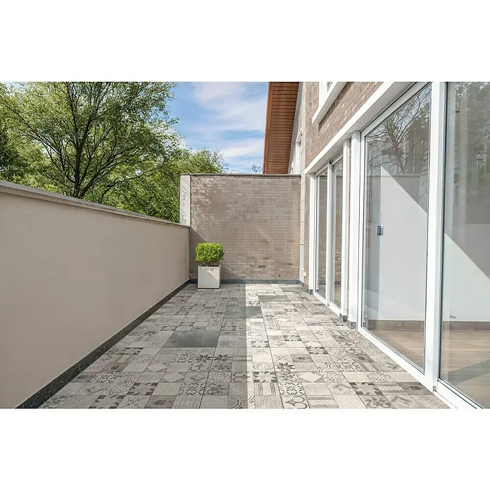 EHL Terrassenplatte Mosaik - 60 x 60 x 4 cm, Braun-Beige, Beton - Gemusterte grau-weiße Bodenfliesen auf einem modernen Balkon, ideal für den Außenbereich.