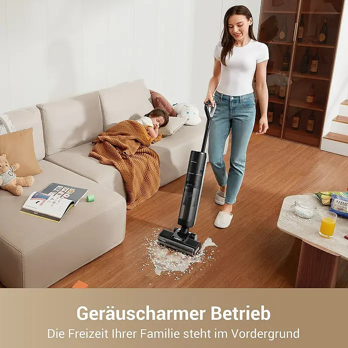 Dreame Akku-Nass-Trockensauger G10 Pro - Saugkraft: 16.000 Pa, Akkulaufzeit: 35 min, Wassertankvolumen: 0,9 l - Schwarzer Stielstaubsauger reinigt verschüttete Flüssigkeit neben schlafendem Kind, betont leisen Betrieb.
