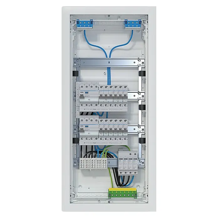 Hager Hohlwand-Verteiler VH48BV1 bestückt und verdrahtet mit Tür - Anzahl Reihen: 4 Stk., 34,8 x 75,55 cm, Reinweiß, Anzahl Module: 48 Stk. - Weißer Elektroverteiler mit Leistungsschaltern, RCDs, Überspannungsschutz und Klemmen mit blauen, schwarzen und grün-gelben Kabeln.