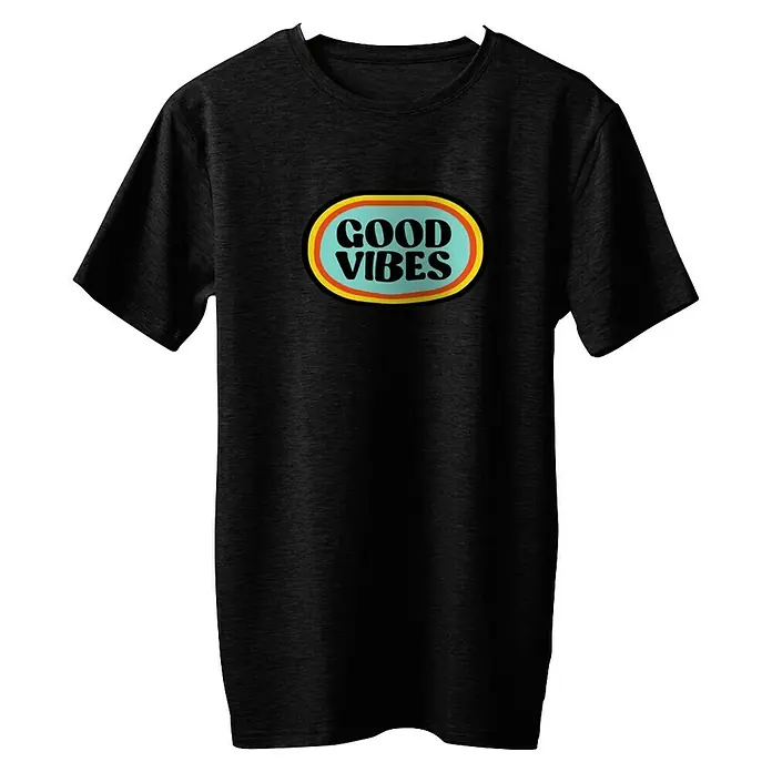 Cricut Aufbügelfolie Bedruckbares Iron-On - 29,7 x 21 cm, Passend für: Dunkle Stoffe, 3 Stk. - Schwarzes T-Shirt mit einem blauen, ovalen Aufnäher, auf dem in Schwarz „GOOD VIBES“ steht, umrandet von gelben und roten Streifen.