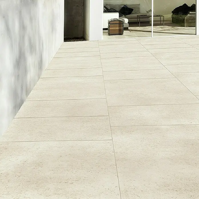 Granulati Zandobbio Terrassenfliese Colosseo - 120 x 120 x 2 cm, Pietra, Matt - Strukturierte, hellbeige Outdoor-Fliesen bedecken eine moderne Terrassenfläche.