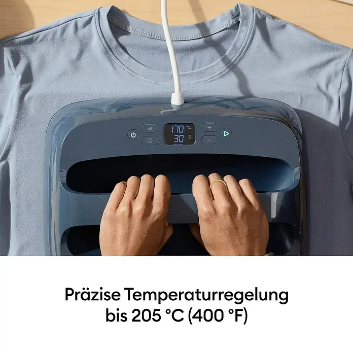 Cricut Transferpresse EasyPress SE + Hitzeschutzmatte - 25 x 30 cm, Passend für: Bügelfolien - Eine dunkelgraue Transferpresse mit digitaler Anzeige von 170°C und 30s, die von Händen auf einem hellblauen T-Shirt bedient wird.