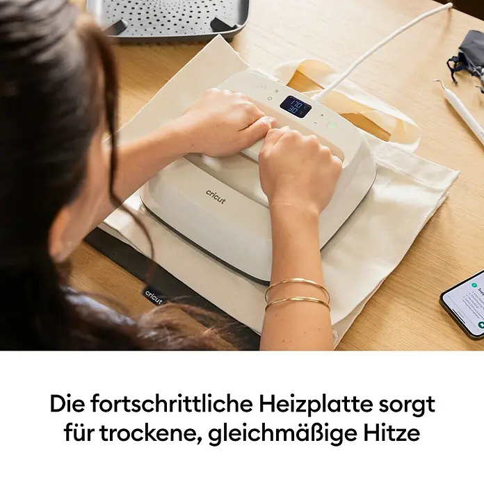 Cricut Transferpresse EasyPress SE + Hitzeschutzmatte - 22,5 x 22,5 cm, Passend für: Bügelfolien - Eine Person verwendet eine weiße Cricut-Transferpresse auf einer Canvas-Tasche. Das Display zeigt 170°C und 30s.