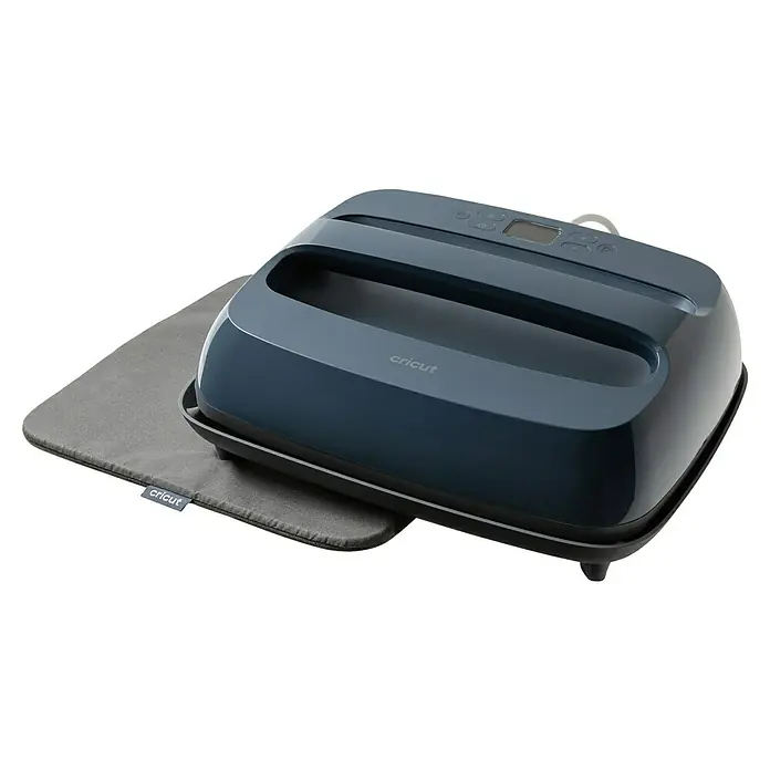 Cricut Transferpresse EasyPress SE + Hitzeschutzmatte - 25 x 30 cm, Passend für: Bügelfolien - Eine dunkelblaue Cricut Hitzepresse mit Digitalanzeige und Bedientasten liegt auf einer grauen Cricut Matte.
