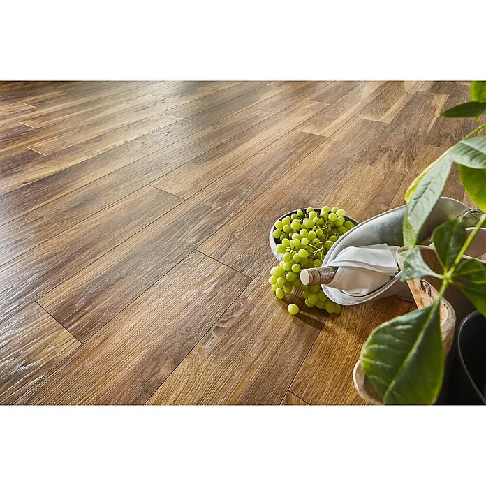 LOGOCLIC Vinto Laminat - Marsala, Landhausdiele, 1.288 x 195 x 10 mm - Warmer, brauner Holzboden mit ausgeprägter Maserung in gemütlicher Wohnumgebung.