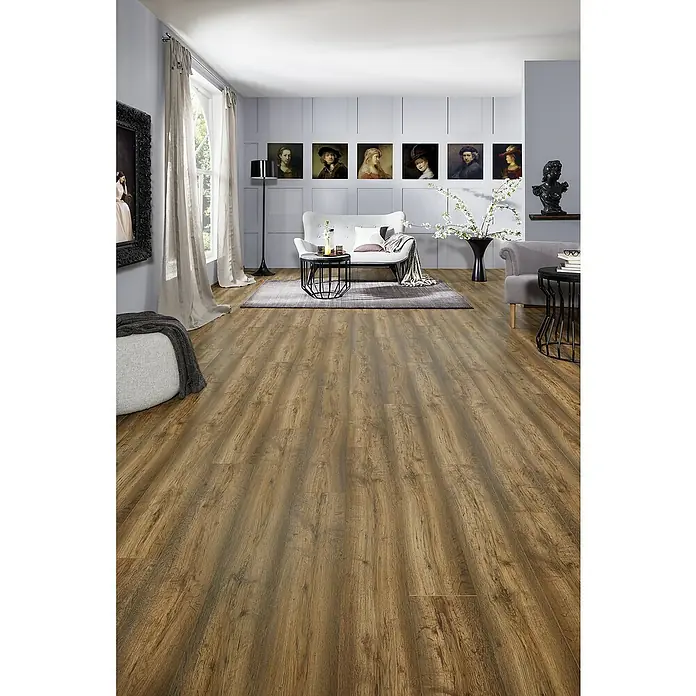 LOGOCLIC Vinto Laminat - Eiche Bergamo, Landhausdiele, 1.288 x 195 x 8 mm - Naturgetreuer Holzboden in warmen Brauntönen mit unterschiedlichen Maserungen, der ein geräumiges Wohnzimmer bedeckt.
