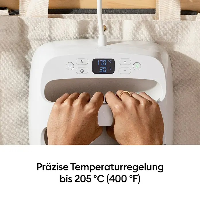 Cricut Transferpresse EasyPress SE + Hitzeschutzmatte - 22,5 x 22,5 cm, Passend für: Bügelfolien - Weißes Heizpresse mit Digitalanzeige (170°C, 30S) wird von Händen bedient.