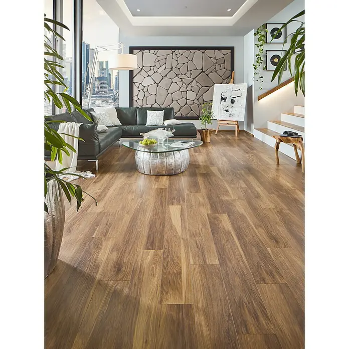 LOGOCLIC Vinto Laminat - Marsala, Landhausdiele, 1.288 x 195 x 10 mm - Warmer, mittelbrauner Holzdielenboden in einem modernen Wohnzimmer, der seine natürliche Maserung und Textur zeigt.
