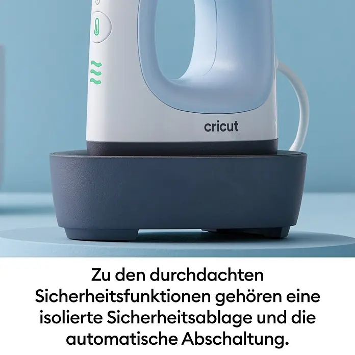 Cricut Transferpresse EasyPress Mini - Passend für: Bügelfolien, Drucktechnologie: Wärmeübertragung - Eine hellblaue und weiße Cricut Hitzepresse steht auf einer dunkelgrauen isolierten Sicherheitsablage.