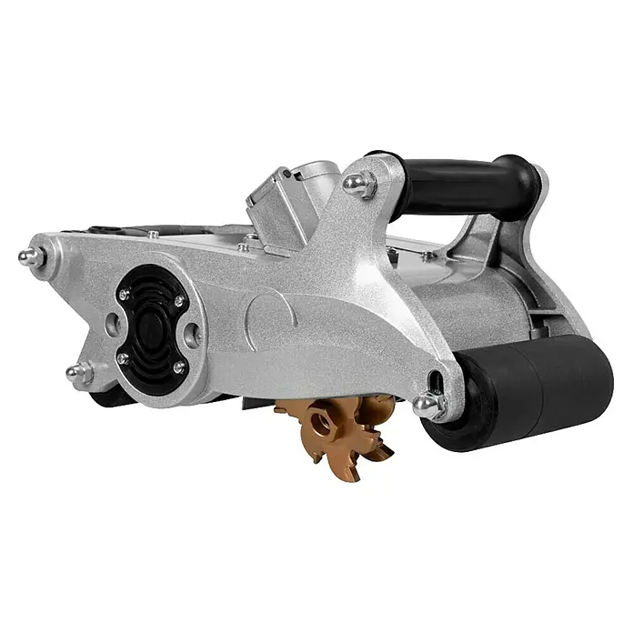 Zipper Mauernutfräse ZI-MSF1100 - 1.100 W, Durchmesser Scheibe: 83 mm - Silbergraue Fräsmaschine mit schwarzem Griff, Gummirollen und goldenem Sternfräser.