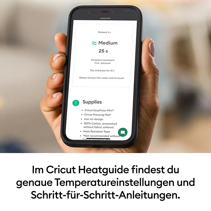 Cricut Transferpresse EasyPress Mini - Passend für: Bügelfolien, Drucktechnologie: Wärmeübertragung - Eine Hand hält ein Smartphone, das den Cricut Heatguide mit Temperatur-, Zeit- und Materialanweisungen anzeigt.