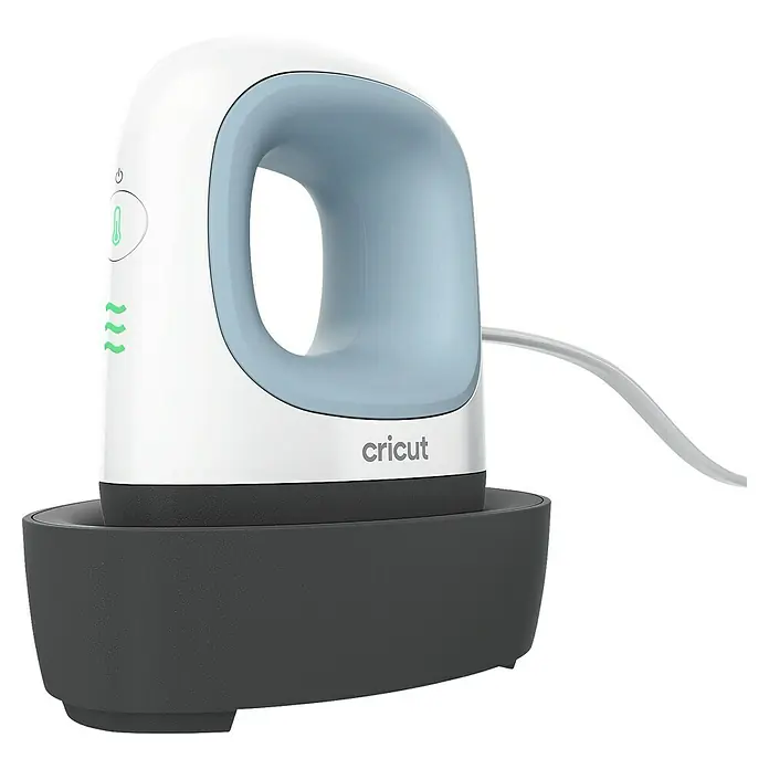 Cricut Transferpresse EasyPress Mini - Passend für: Bügelfolien, Drucktechnologie: Wärmeübertragung - Eine weiße Cricut EasyPress Mini mit hellblauem Griff auf einer dunkelgrauen Sicherheitsbasis, mit beleuchteten grünen Temperaturanzeigen.