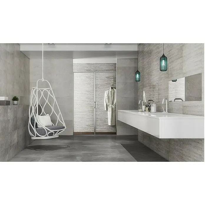Revestimiento de pared Aurea - 30 x 90 cm, Gris, Rectificado - Baño moderno gris con silla de huevo colgante blanca y un largo lavabo doble flotante con fregaderos blancos. Diseño contemporáneo.