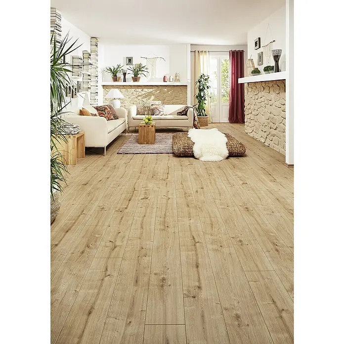 LOGOCLIC Vinto Laminat - Eiche Milford, Landhausdiele, 1.288 x 195 x 8 mm - Heller Laminatboden in natürlicher Holzoptik verlegt in einem hellen, gemütlichen Wohnzimmer.
