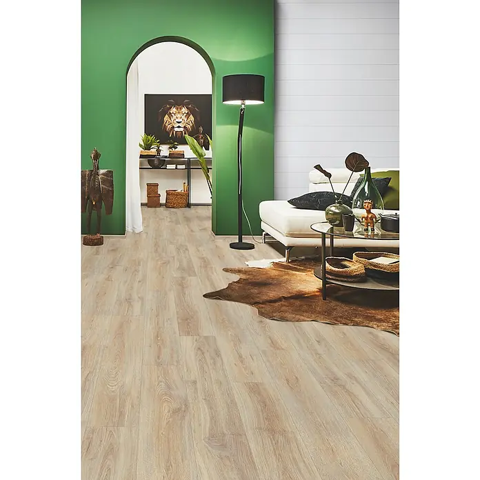LOGOCLIC Silentos Laminat - Eiche Mira, Landhausdiele, 1.288 x 195 x 9 mm - Heller Holzoptik-Boden mit natürlicher Maserung in einem stilvollen Wohnzimmer.