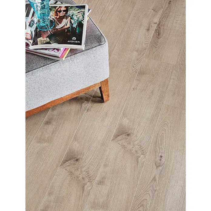 LOGOCLIC Vinto Laminat - Eiche Venetia, Landhausdiele, 1.288 x 195 x 8 mm - Helles Holzplankenboden mit natürlicher Maserung, verlegt in einem modernen Raumambiente.