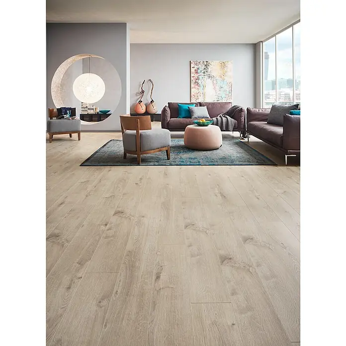 LOGOCLIC Vinto Laminat - Eiche Venetia, Landhausdiele, 1.288 x 195 x 8 mm - Helle Holzfußbodendielen in einem geräumigen, modernen Wohnzimmer mit Teppich und Möbeln.