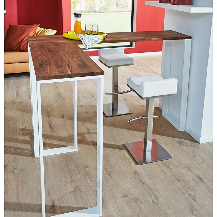 LOGOCLIC Vinto Laminat - Eiche Venetia, Landhausdiele, 1.288 x 195 x 8 mm - L-förmiger Bartisch mit weißem Metallrahmen und dunkler Holzplatte, dazu zwei weiße Barhocker, in einem modernen Wohnbereich.