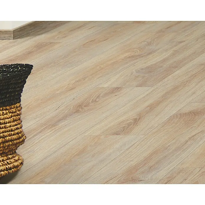 LOGOCLIC Silentos Laminat - Eiche Mira, Landhausdiele, 1.288 x 195 x 9 mm - Helle Holzoptik-Bodenplanken mit feiner Maserung, teilweise sichtbar mit einem geflochtenen Korb.