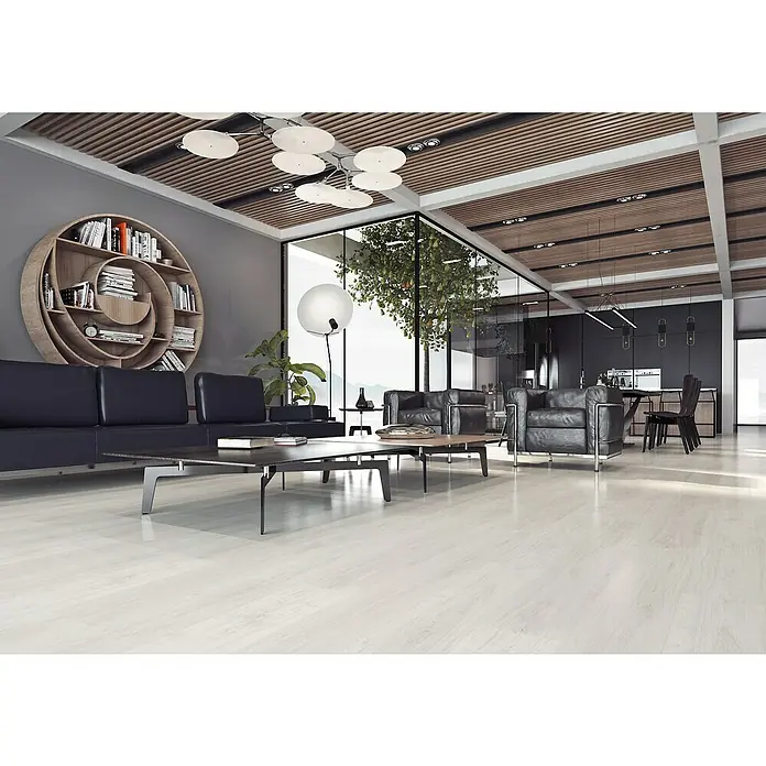LOGOCLIC Laminado Roble Nebula - 1.380 x 193 x 8 mm, Gris, AC4 - Salón moderno diáfano con asientos de cuero oscuro, mesa de centro, suelo de madera clara y techo de lamas de madera, con vistas.