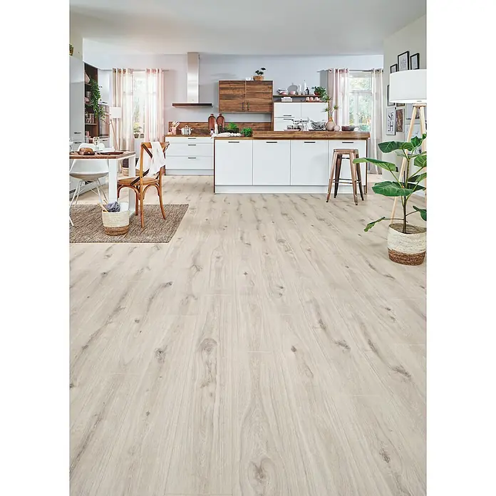 LOGOCLIC Aquaprotect Laminat - Beach Oak, Landhausdiele, 1.288 x 195 x 8 mm - Helles Holzoptik-Laminatboden in einer modernen Küche und Essbereich.