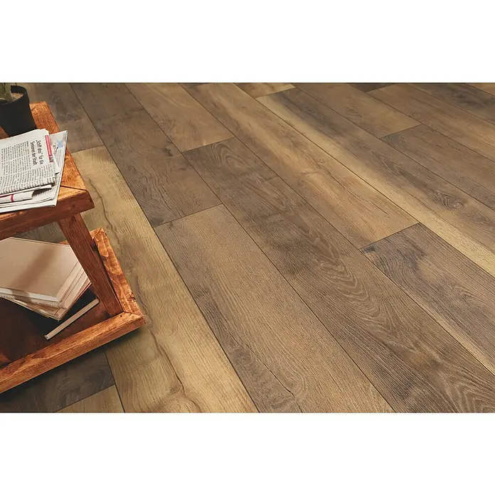 LOGOCLIC Vinto Laminat - Eiche Toledo, Landhausdiele, 1.288 x 195 x 10 mm - Brauner Holzdielenboden in verschiedenen Farbtönen, in häuslicher Umgebung.