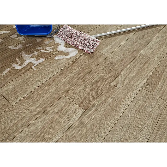 LOGOCLIC Aquaprotect Laminat - Soft Oak, Landhausdiele, 1.288 x 195 x 8 mm - Blauer Eimer und rot-weißer Mopp reinigen einen hellen Holzfußboden mit Seifenschaum.