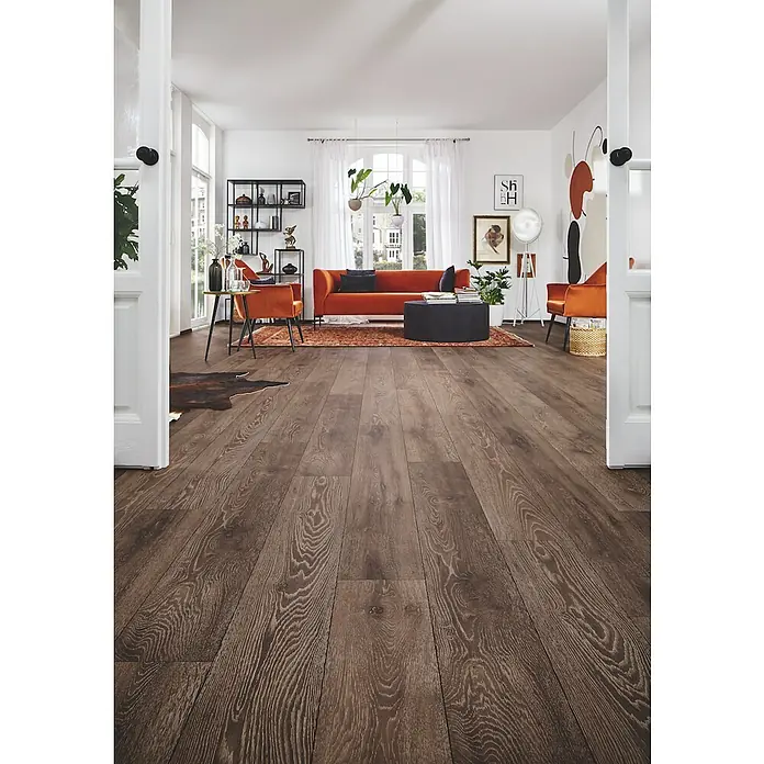 LOGOCLIC Aquaprotect Laminat - Night Oak, Landhausdiele, 1.288 x 195 x 8 mm - Dunkelbrauner Laminatboden mit natürlicher Holzmaserung in einem hellen Wohnzimmer.