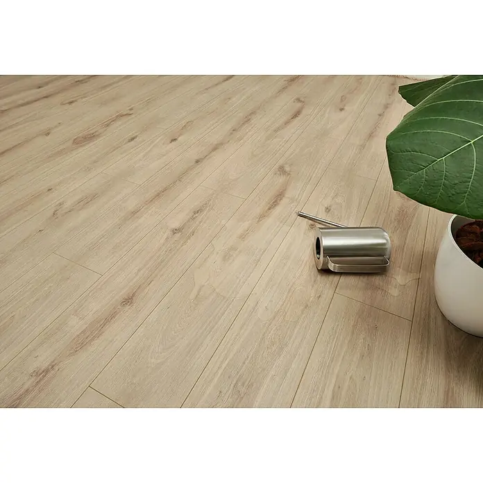 LOGOCLIC Aquaprotect Laminat - Sunset Oak, Landhausdiele, 1.288 x 195 x 8 mm - Heller Holzboden mit Maserung, einer silbernen Gießkanne und einer Topfpflanze.